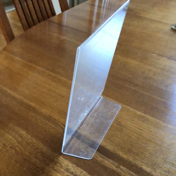 Six - Plastic clear frames. 8 x 11 Six frames. Some scratches. - Picture 2 of 5